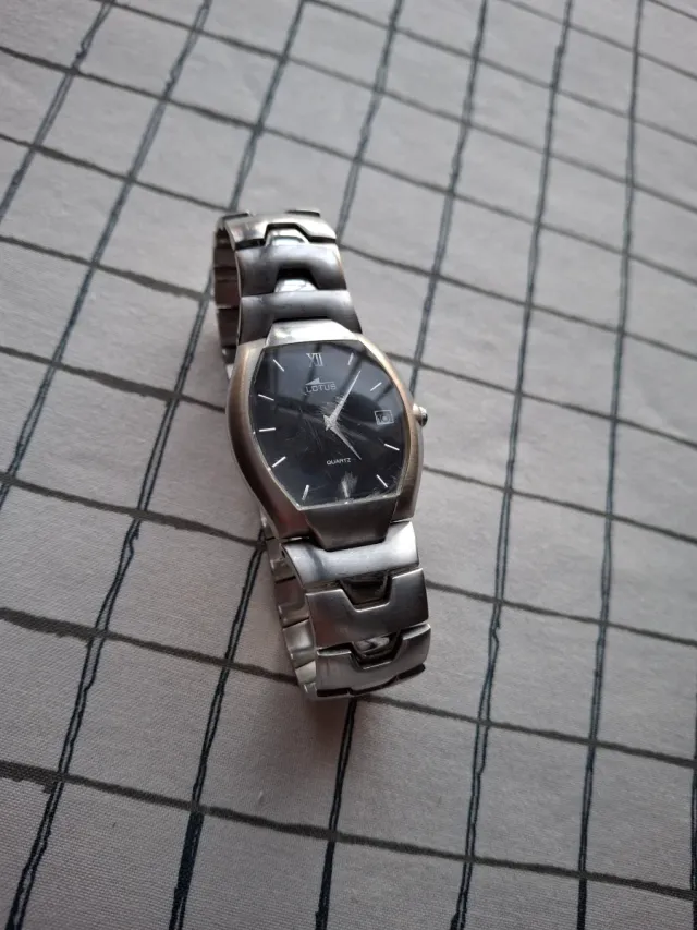 Reloj Lotus Negro y Plateado