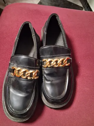 Zapatos mocasines negros con cadena dorada Talla 3