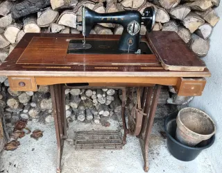 Máquina de coser Alfa antigua