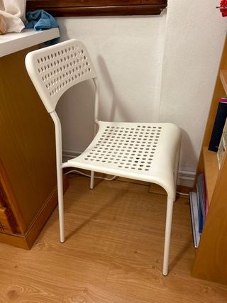Silla Ikea blanca de plástico