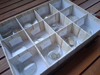 Consegna di vetri per orologi antichi