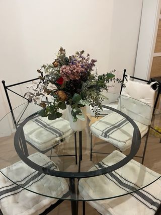 Mesa cristal y hierro con 4 sillas
