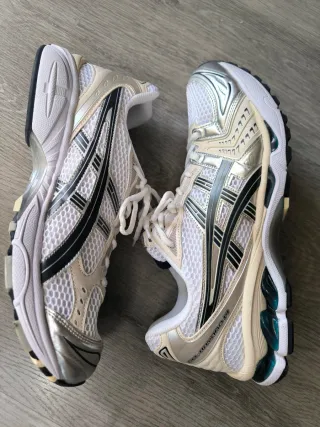 ASICS GEL-KAYANO 14 Talla 44 Plata/Blanco Nuevas