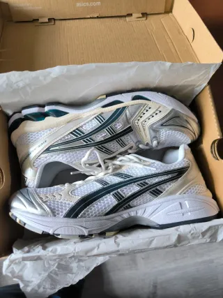 ASICS GEL-KAYANO 14 Talla 44 Plata/Blanco Nuevas