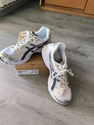 ASICS GEL-KAYANO 14 Talla 44 Plata/Blanco Nuevas