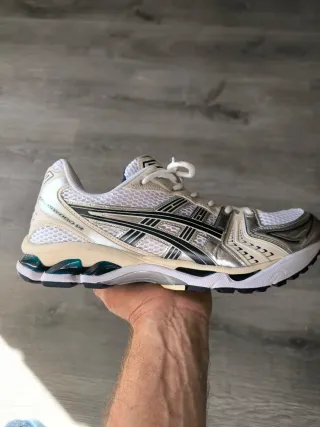 ASICS GEL-KAYANO 14 Talla 44 Plata/Blanco Nuevas