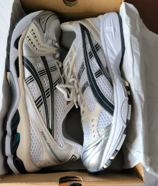 ASICS GEL-KAYANO 14 Talla 44 Plata/Blanco Nuevas