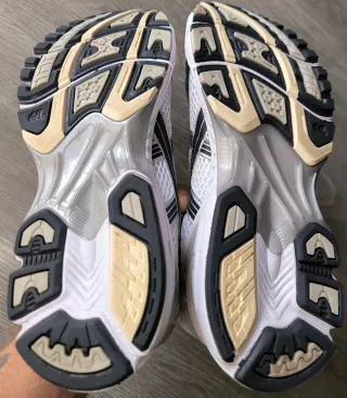 ASICS GEL-KAYANO 14 Talla 44 Plata/Blanco Nuevas