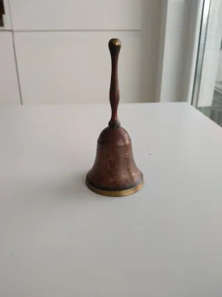 Campanilla de bronce antigua