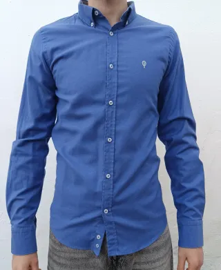 Camisa azul con logo de globo