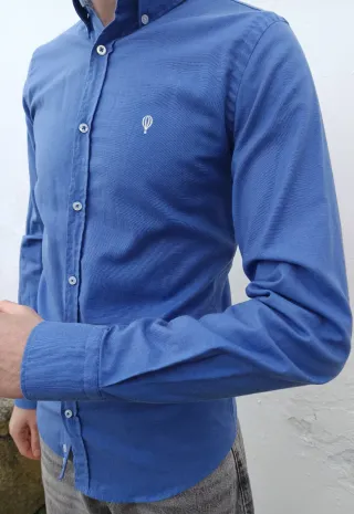 Camisa azul con logo de globo