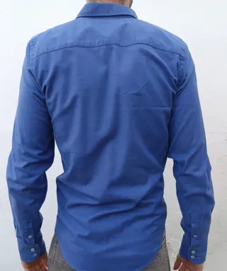 Camisa azul con logo de globo