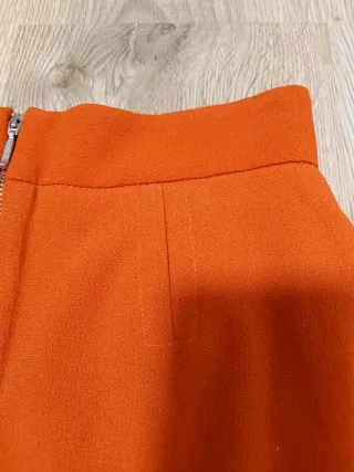 Falda naranja con bolsillos