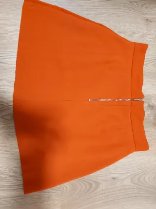 Falda naranja con bolsillos