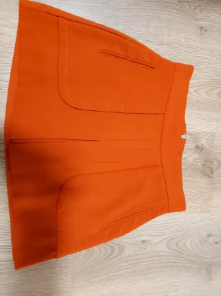 Falda naranja con bolsillos