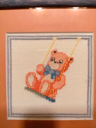 Cuadro bordado osito columpio