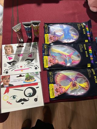 Máscaras y pegatinas para disfraces