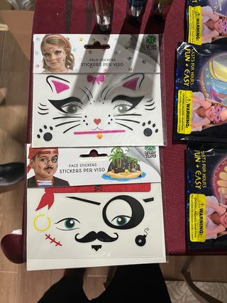 Máscaras y pegatinas para disfraces