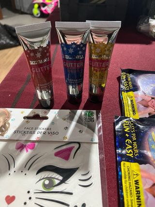 Máscaras y pegatinas para disfraces