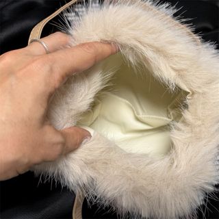 Bolso rosa empolvado efecto pelo · Nuevo