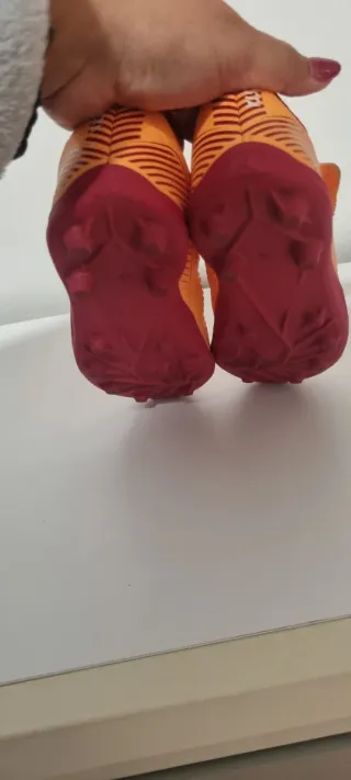 Botas de tacos fútbol niño naranja