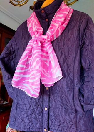 Trenca mujer morada con pañuelo rosa