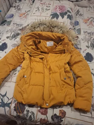 Anorak amarillo con capucha color mostaza