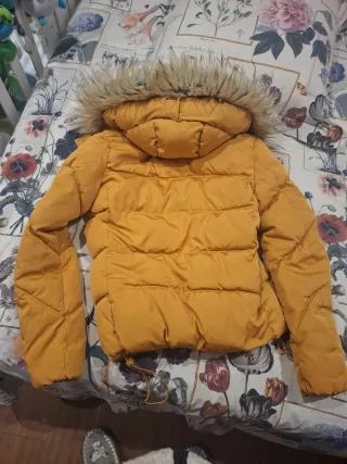 Anorak amarillo con capucha color mostaza