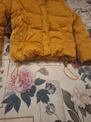 Anorak amarillo con capucha color mostaza