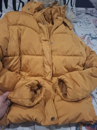 Anorak amarillo con capucha color mostaza