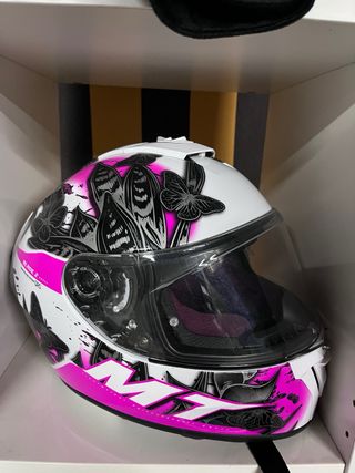 Casco de moto blanco con diseño de mariposas