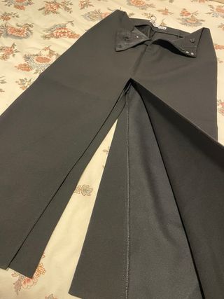 Falda larga negra con abertura