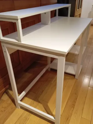 Scrivania bianca con scaffali