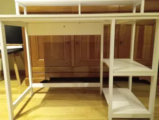 Scrivania bianca con scaffali