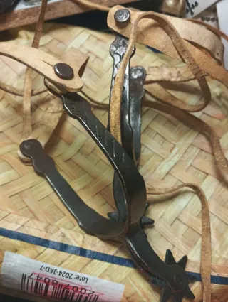 Espuelas antiguas de metal con correas de cuero