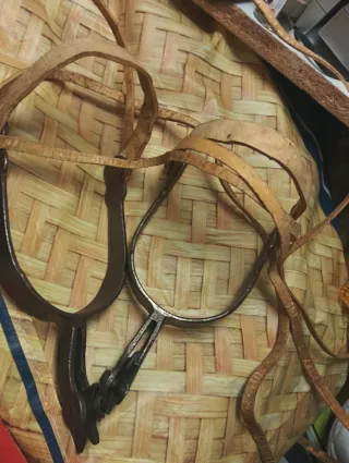 Espuelas antiguas de metal con correas de cuero