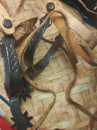Espuelas antiguas de metal con correas de cuero