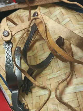 Espuelas antiguas de metal con correas de cuero