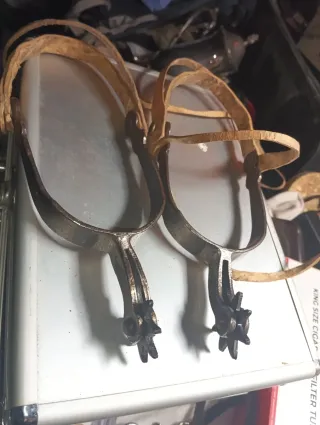Espuelas antiguas de metal con correas de cuero