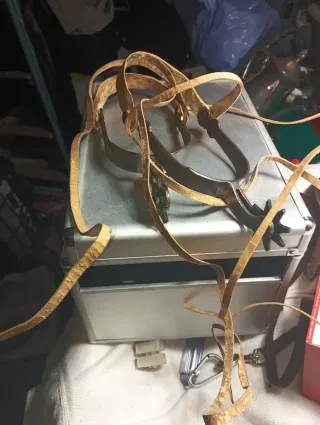Espuelas antiguas de metal con correas de cuero