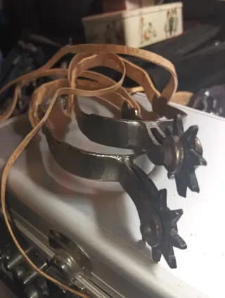 Espuelas antiguas de metal con correas de cuero