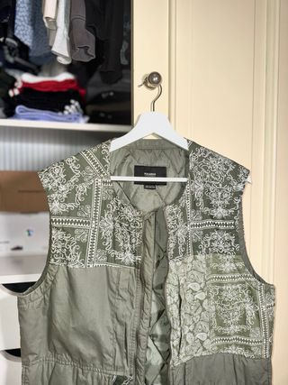 Chaleco Pull&Bear verde estampado