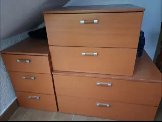 Cómoda y mesitas de noche de madera