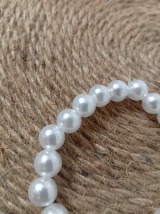 Pulsera de perlas blancas