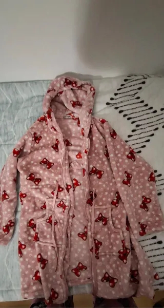 Bata niña rosa con lazos rojos