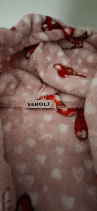 Bata niña rosa con lazos rojos