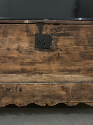 Baúl antiguo de madera rústica