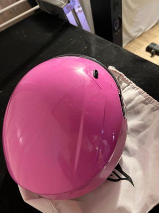 Casco rosa semiabierto