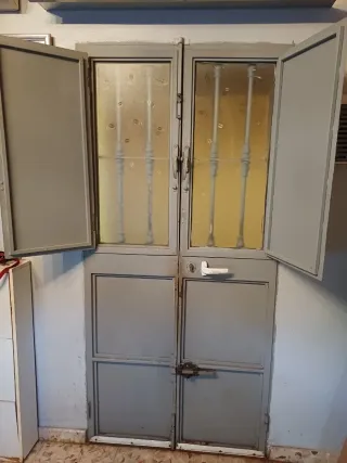 Puerta de hierro forjado. Solo hasta  el día 12.