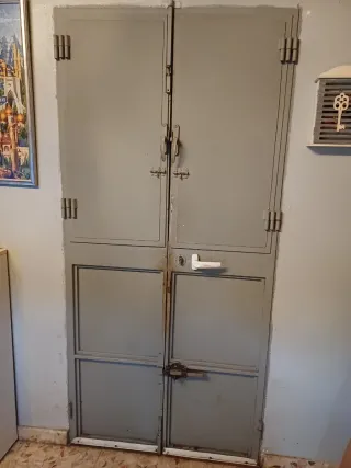 Puerta de hierro forjado. Solo hasta  el día 12.